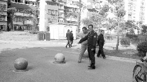 就為了搬這個石墩，男子打傷了兩個保安