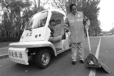 比賽之前張起超在多功能清潔車前練習動作。