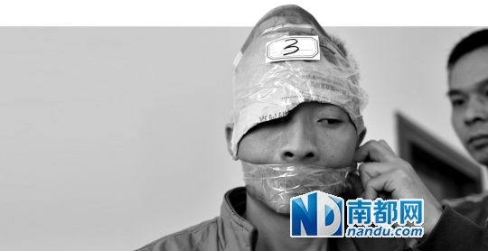 為了防止犯罪嫌疑人串供，民警用膠帶將犯罪嫌疑人的嘴封住。