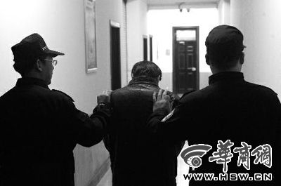 　昨日，西安市長延堡派出所，砍傷醫(yī)生的插隊患者已被警方控制 本報記者 張喆 攝