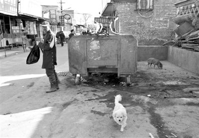 昨日，村民在通州區(qū)馬駒橋的這個垃圾箱旁，發(fā)現(xiàn)一被棄男嬰，急救人員趕到后確認男嬰已死亡。新京報記者 黃月 攝