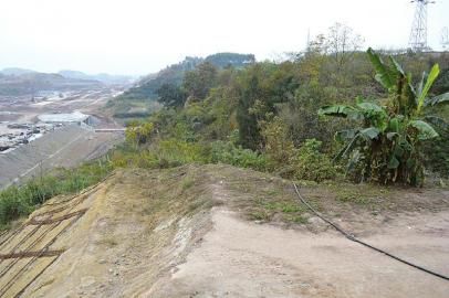 劉某被拋下地方6米處，是一處10多米深的懸崖。