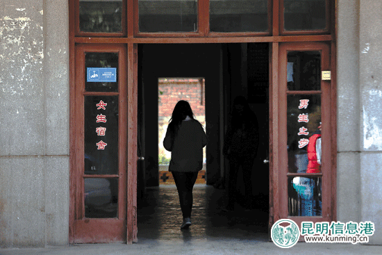 該校女生宿舍人員進(jìn)出管理嚴(yán)格 該校女生宿舍人員進(jìn)出管理嚴(yán)格