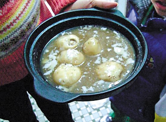 由于放置時(shí)間過(guò)久，鍋里的湯圓已經(jīng)非常大，湯圓皮上浮現(xiàn)很多白色物質(zhì)。