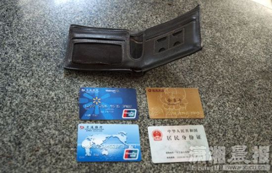 12月24日，長(zhǎng)沙雨花區(qū)美聯(lián)天驕城，當(dāng)事人范先生展示小偷寄回的錢包、身份證和銀行卡。