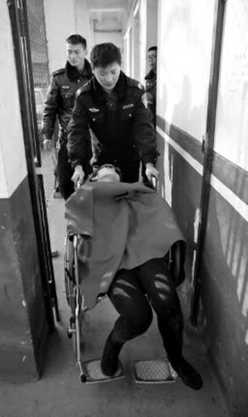 昨日，派出所民警帶女駕駛員賈某去醫(yī)院做檢查 記者 陳團(tuán)結(jié) 攝