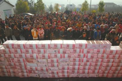 村民領取“年底分紅”。