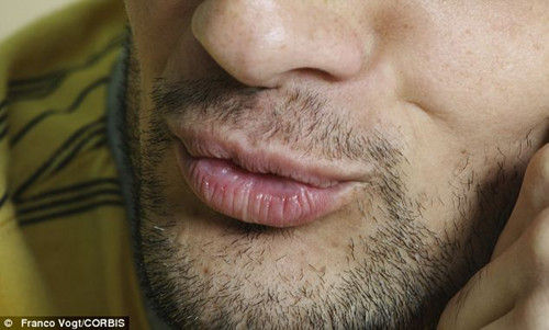 好色劫匪搶劫珠寶后親吻老板娘，留下的口水DNA成為了落網(wǎng)證據(jù)。