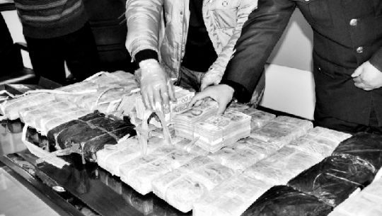 警方收繳的毒品和毒資。警方供圖