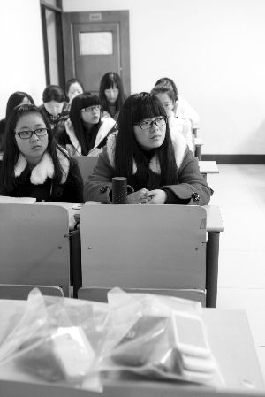 在限時(shí)斷網(wǎng)前，江大已有發(fā)起拒絕手機(jī)低頭族活動(dòng)，圖為設(shè)立了手機(jī)暫存袋的課堂 吳奕 攝