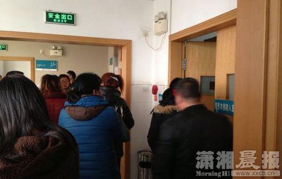 ICU搶救室前家屬。圖|瀟湘晨報記者 陳斌