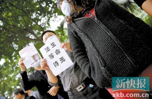 　　■昨日，數(shù)十位二胎準(zhǔn)媽媽和家屬來到省衛(wèi)計(jì)委門前，希望廣東二胎政策盡早出臺(tái)。新快報(bào)記者 孫毅/攝