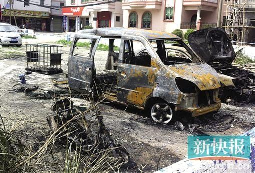 涉事面包車(chē)燒剩鐵殼。