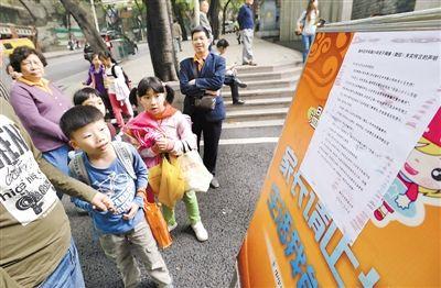 昨日，中華路小學貼出告示，提醒家長不要相信傳言。