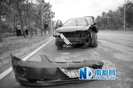 男子搶的比亞迪轎車車頭損毀嚴(yán)重。