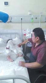 伏登順與女兒在一起。