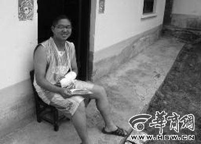 昨日受傷在家的段恒說,等大學畢業(yè)了,要替父母供妹妹上學 華商報記者 曾春 攝 昨日受傷在家的段恒說,等大學畢業(yè)了,要替父母供妹妹上學 華商報記者 曾春 攝