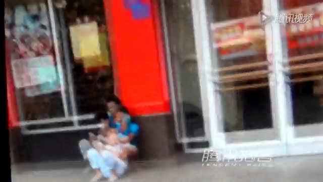 重慶鬧市劫持事件人質(zhì)獲救 嫌犯欲自刎 重慶鬧市劫持事件人質(zhì)獲救 嫌犯欲自刎