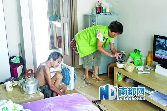 居民徐阿姨去看望何譚送老人，并送去熱湯