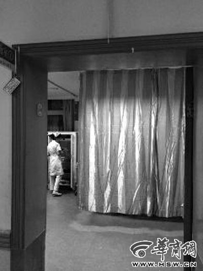 昨晚9時(shí)許，急診室簾后，6歲的小女孩靜靜地躺著 記者 卿榮波 攝