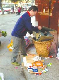 王光偉靠收廢品拾荒為生，每月僅有1000元的微薄收入。