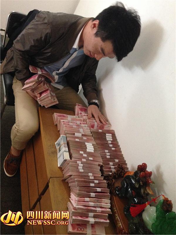 警方在犯罪嫌疑人手機(jī)中發(fā)現(xiàn)的照片，犯罪嫌疑人正在數(shù)騙來(lái)的贓款（警方提供）。