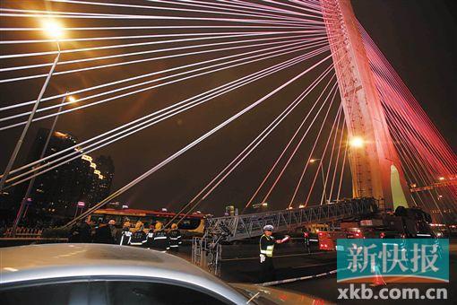 昨日深夜，橋上東側(cè)空出兩條車道用來(lái)救援。