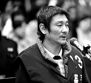 庭審時，鄭東稱自己想隨女兒一起去，請求法院判他死刑立即執(zhí)行