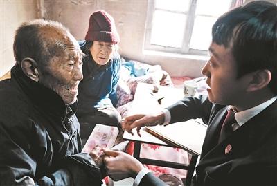 法官送去贍養(yǎng)費(fèi)。