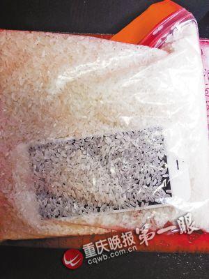 落水后，把手機放進大米里吸水