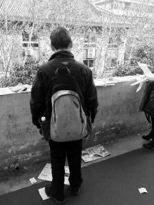 “娃在湖南上大學，馬上就要畢業(yè)了，所以我經(jīng)常在網(wǎng)上瀏覽咸陽、西安的招聘信息，想讓他畢業(yè)后留在我和他媽身邊……”3月14日，秦都區(qū)人才交流中心在區(qū)政府二樓舉辦招聘會，一名50多歲的“求職者”吸引了不少人的目光。據(jù)悉，此次招聘會共有市內(nèi)外112家企業(yè)參加，提供就業(yè)崗位3200個。