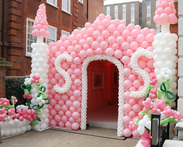 生日宴會(huì)入口處用氣球搭建成一個(gè)城堡模樣。