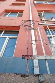 12歲女孩從6樓陽臺(tái)墜下 身體被樓下鐵柵欄刺穿