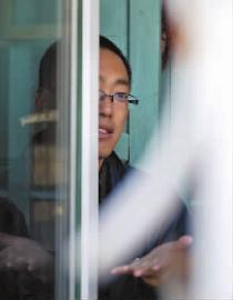 12歲女孩從6樓陽臺(tái)墜下 身體被樓下鐵柵欄刺穿