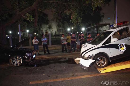 當時賓利司機去筆架山爬山，車停在路邊，剛回來便發(fā)現(xiàn)車輛發(fā)生了事故。