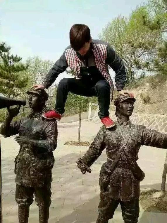 男子坐女紅軍雕像頭頂遭人肉 單位稱(chēng)其已辭職