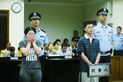 聽到判決，賈某（左）哭了起來。一直到被帶離法庭，夫妻倆沒說一句話