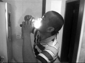 絕癥男子多次用剪刀自切腫瘤 醫(yī)生稱此舉有危險 絕癥男子多次用剪刀自切腫瘤 醫(yī)生稱此舉有危險