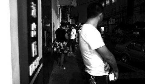 通過聊天軟件陌陌，男子小黃認識了女孩小李，兩三天后，兩人就住到了一起。但好景不長，兩人在一起僅過了十幾天，戀愛關(guān)系即破裂，小黃稱曾給小李花了一萬余元。日前，小黃以詐騙為由將小李帶到派出所。