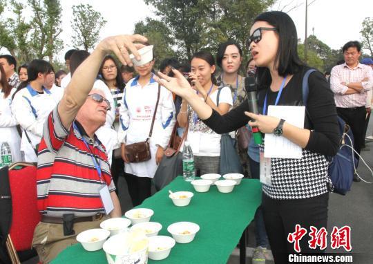 圖為外國(guó)友人品嘗揚(yáng)州炒飯?！〈藜衙鳌z