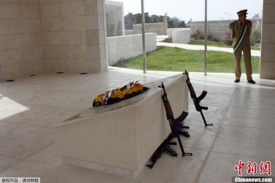 當(dāng)?shù)貢r(shí)間11月11日，約旦河西岸城市拉姆安拉，巴勒斯坦舉行儀式紀(jì)念阿拉法特逝世8周年。