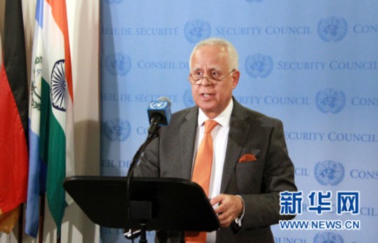 12月12日，在美國紐約聯(lián)合國總部，安理會本月輪值主席、摩洛哥常駐聯(lián)合國代表盧利什基向媒體宣讀聲明。聯(lián)合國安理會12日發(fā)表媒體聲明，對朝鮮發(fā)射衛(wèi)星的行為表示譴責。 新華社記者林瓊攝