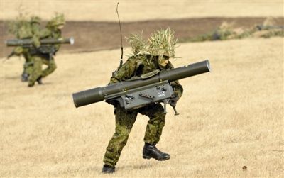 “作戰(zhàn)” 1月13日，日本自衛(wèi)隊一隊員在新年軍演中手持武器，發(fā)動進(jìn)攻。媒體尚未公布1月22日的美日聯(lián)合軍演圖片。