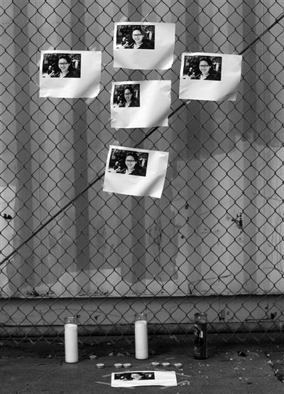 21日，美國洛杉磯，華裔女孩藍可兒遇害案件曝光后，一些人在塞西爾酒店附近擺放藍可兒的照片和蠟燭，紀念藍可兒。