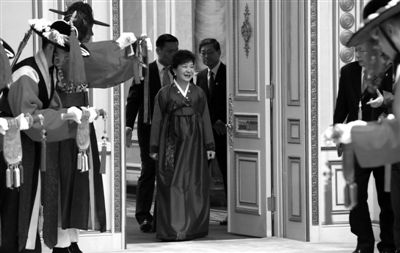 2月25日，韓國首爾，韓國首位女總統(tǒng)樸槿惠身著傳統(tǒng)韓服出席晚宴。