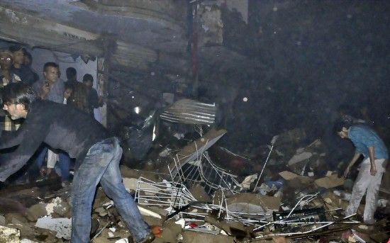 3月3日，在巴基斯坦南部城市卡拉奇，救援人員在爆炸現(xiàn)場工作。