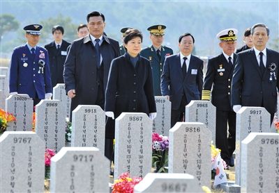 26日，韓國總統(tǒng)樸槿惠參加“天安”艦事件3周年紀(jì)念活動(dòng)，悼念在事件中身亡的韓國士兵。