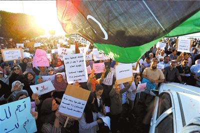 10日，利比亞首都的黎波里，當(dāng)?shù)厥忻裨诶葋喭饨徊客馐就?，抗議“政治隔離法”。圖/東方IC