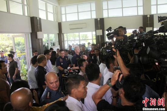 　　6月1日，菲律賓內(nèi)政部長羅哈斯在菲國家警察部隊(duì)司令普里斯馬等人陪同下召開記者會，介紹環(huán)球城公寓樓