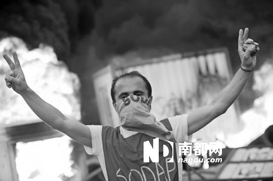 5月31日，土耳其示威者在伊斯坦布爾市中心的塔克西姆廣場抗議政府拆除加濟公園的計劃。